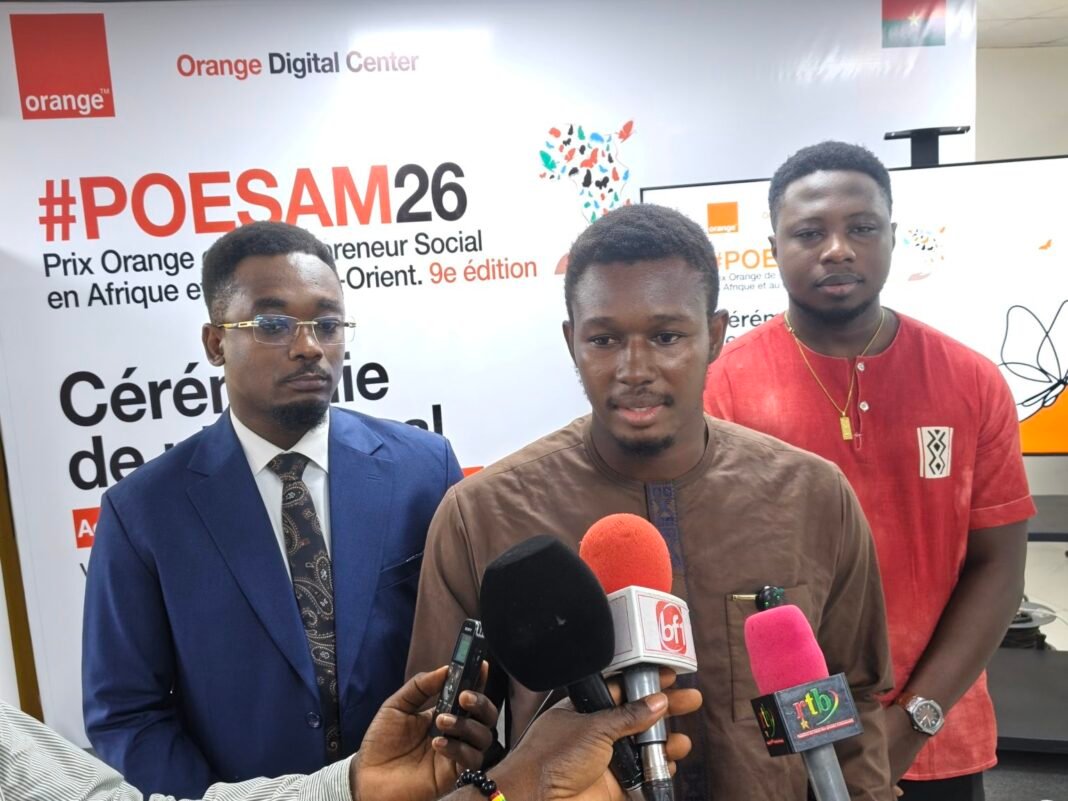 Burkina Faso : Delia by SuiviVital remporte la finale nationale du POESAM 2026 Bienvenu Emmanuel Birba reçoit le premier prix national du POESAM 2026 pour Delia by SuiviVital au Burkina Faso